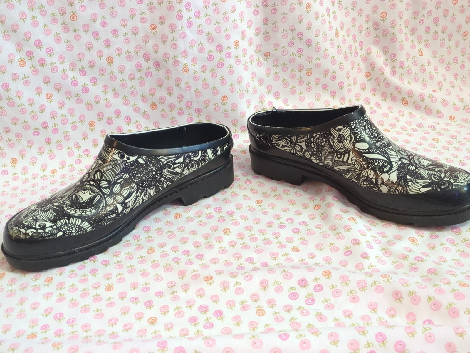 Sakroots Rubber Rain Garden Clogs Size 9 Black White Floral Flower All Rubber