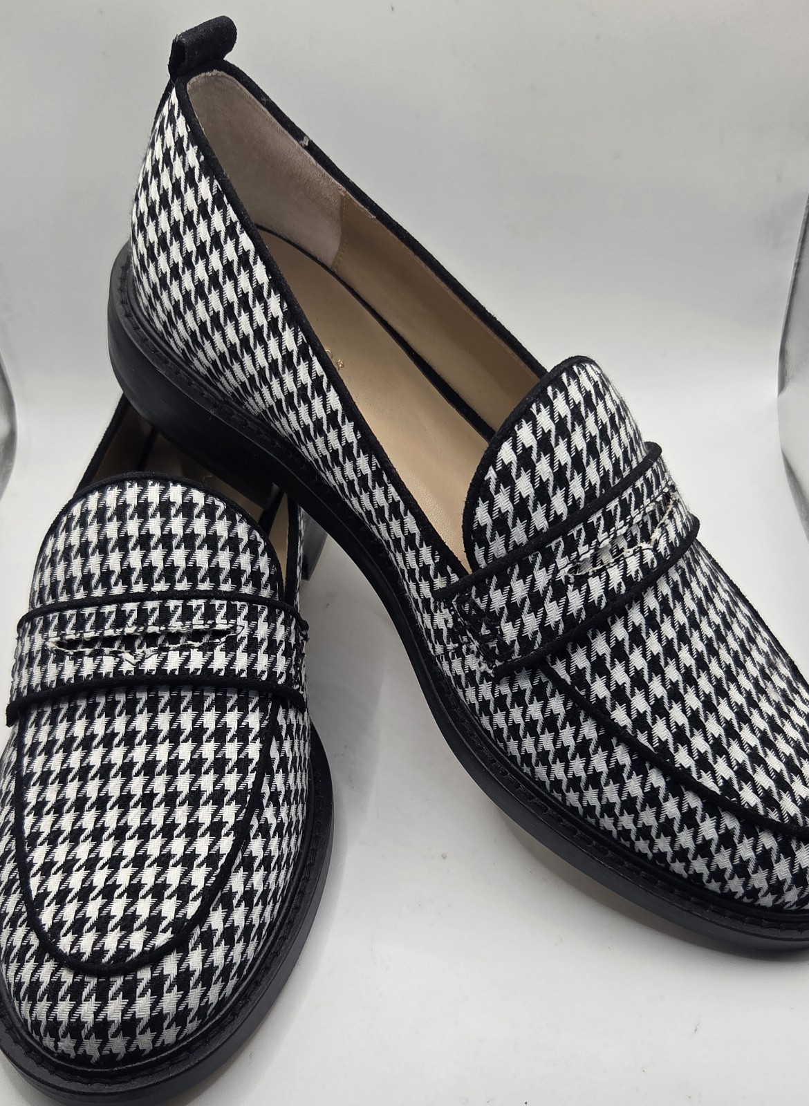 ANN TAYLOR Preppy/ Retro Loafer Flats Size 7 Black And White Slip Ons