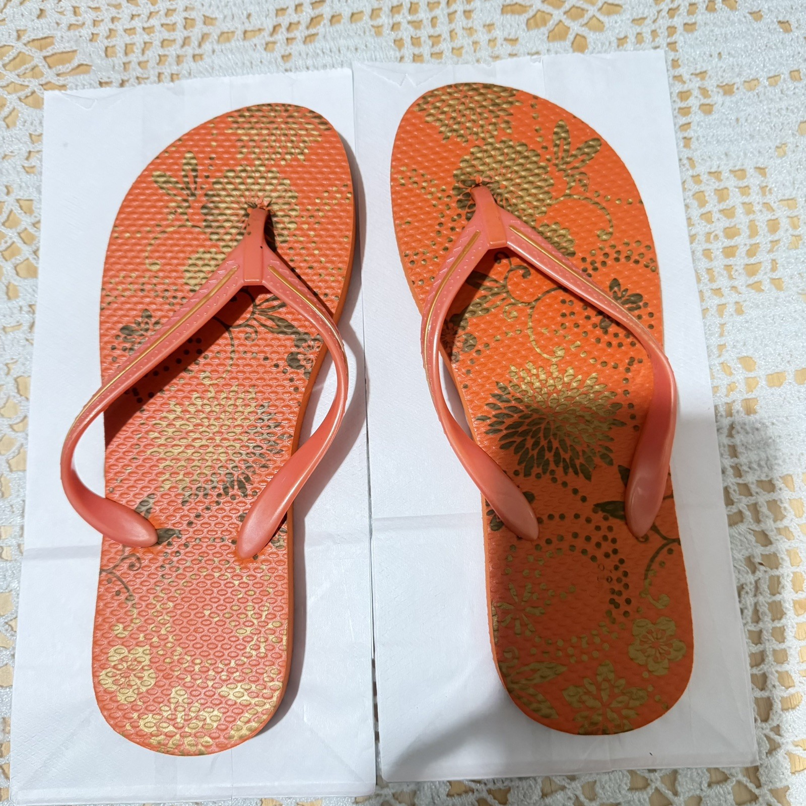Women’s Orange w/ Floral Design Flip Flops Size M/M (7-8) (NEW)