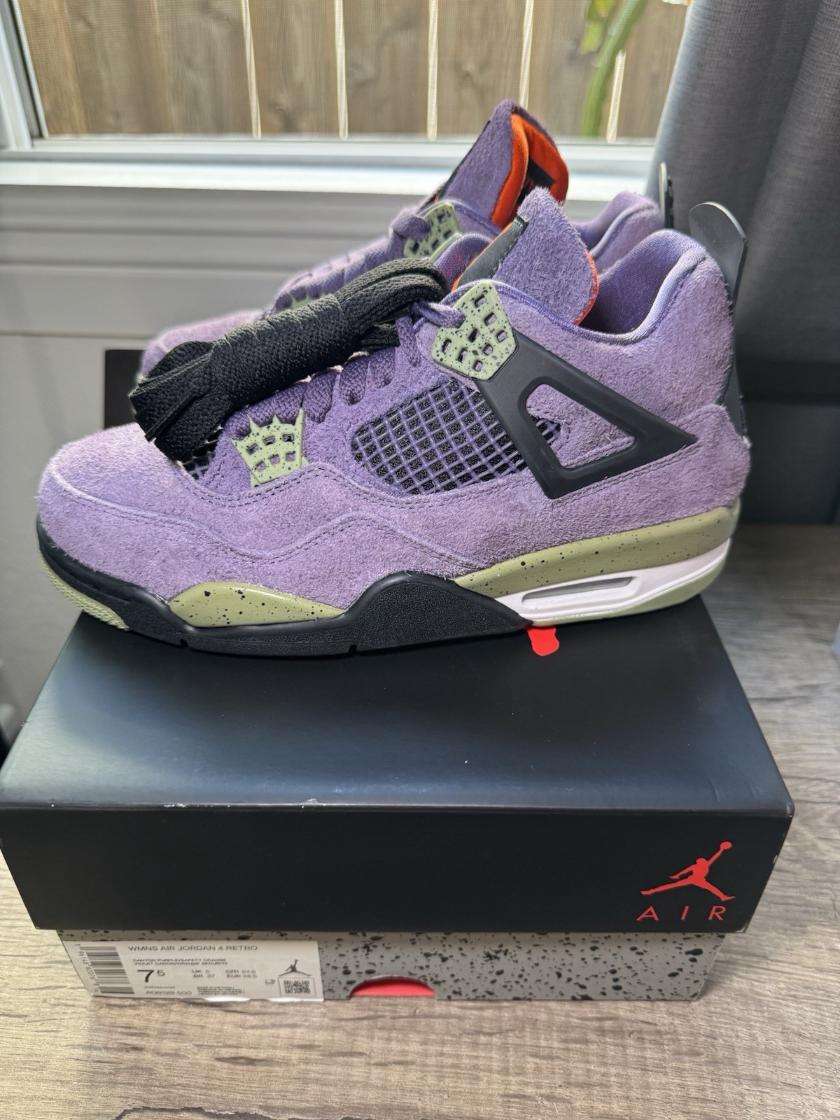 DS – WMNS AIR JORDAN 4 RETRO “CANYON PURPLE” – AQ9129-500 – SIZE 7.5 WMNS