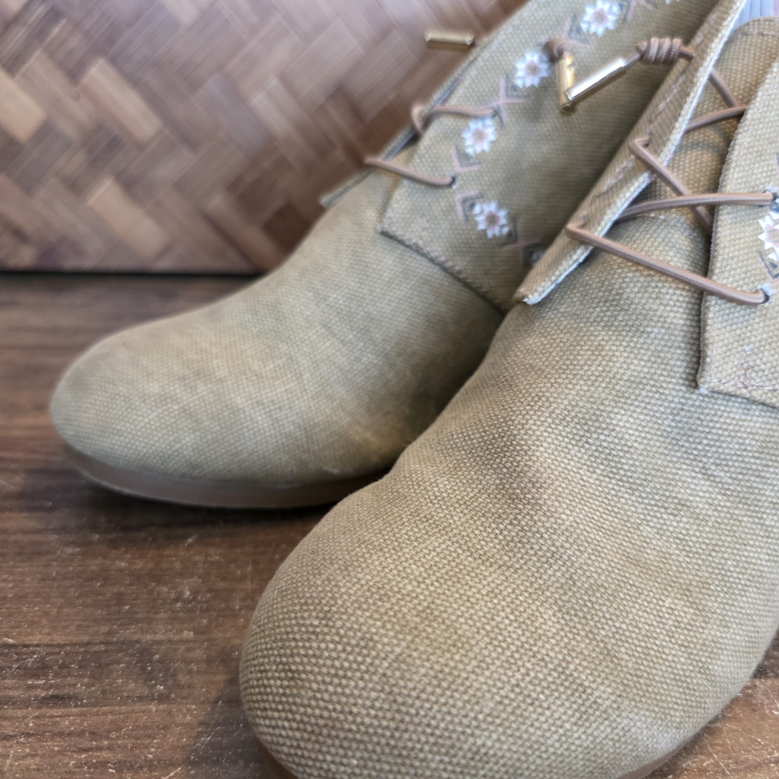 Mayflowers Shoes Women’s Size 9M Tan 2.5″ Wedge Heel Boot Tie Floral Design