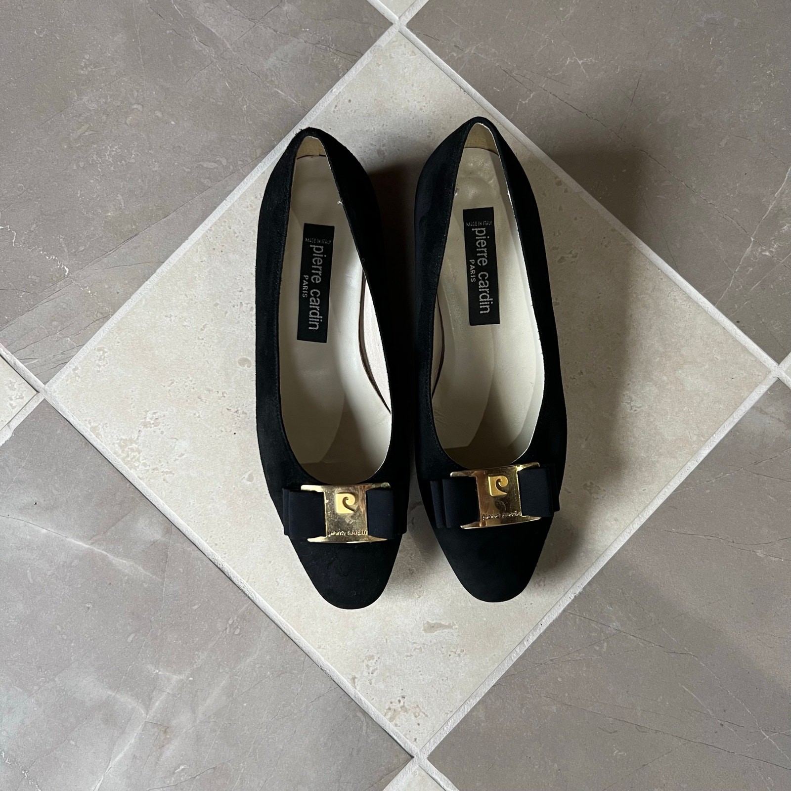 Vintage 90s Pierre Cardin Black Suede Bow Pump Gold Logo Made in Italy US 7