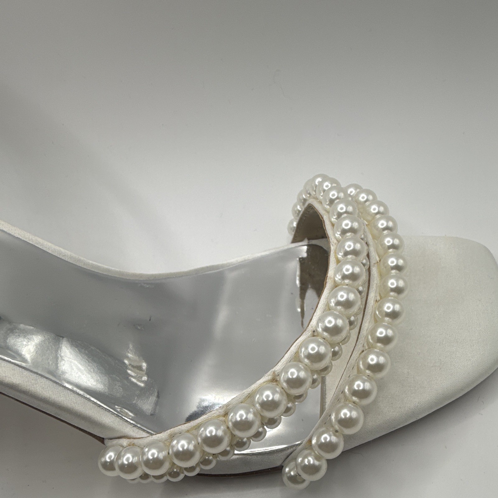 New No Box Badgley Mischka Feisty Pearl Ankle Strap Heels Size 9