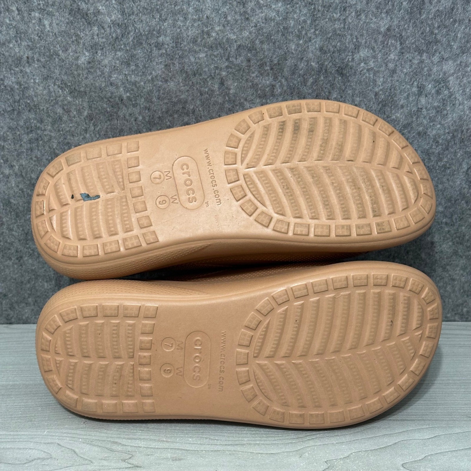 Crocs Classic Crush Slide Women’s Sz 9 Men’s Sz 7 Bone Platform Sandals