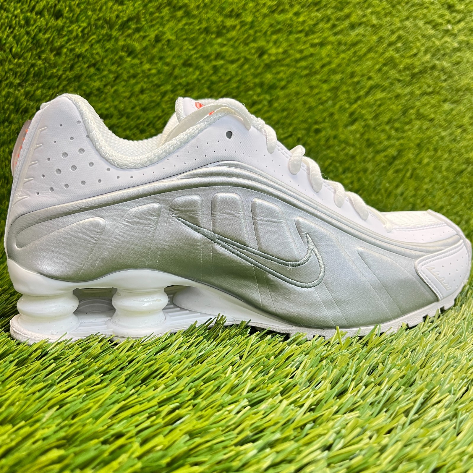 Nike Shox R4 Womens Size 6.5 White Metallic Silver Running Walking Shoes Sneaker