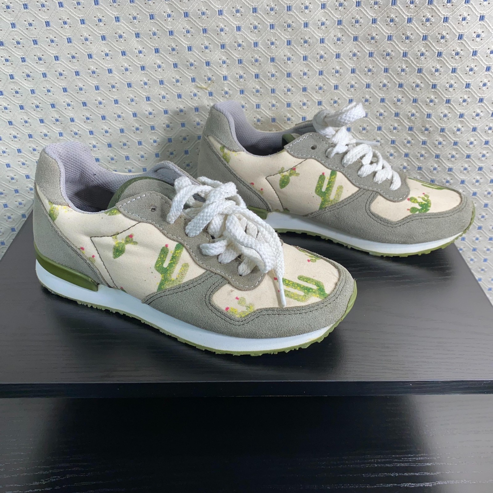 Inkkas Shoes Womens Size 6 Gray Cactus Print Low Top Athletic Sneakers running