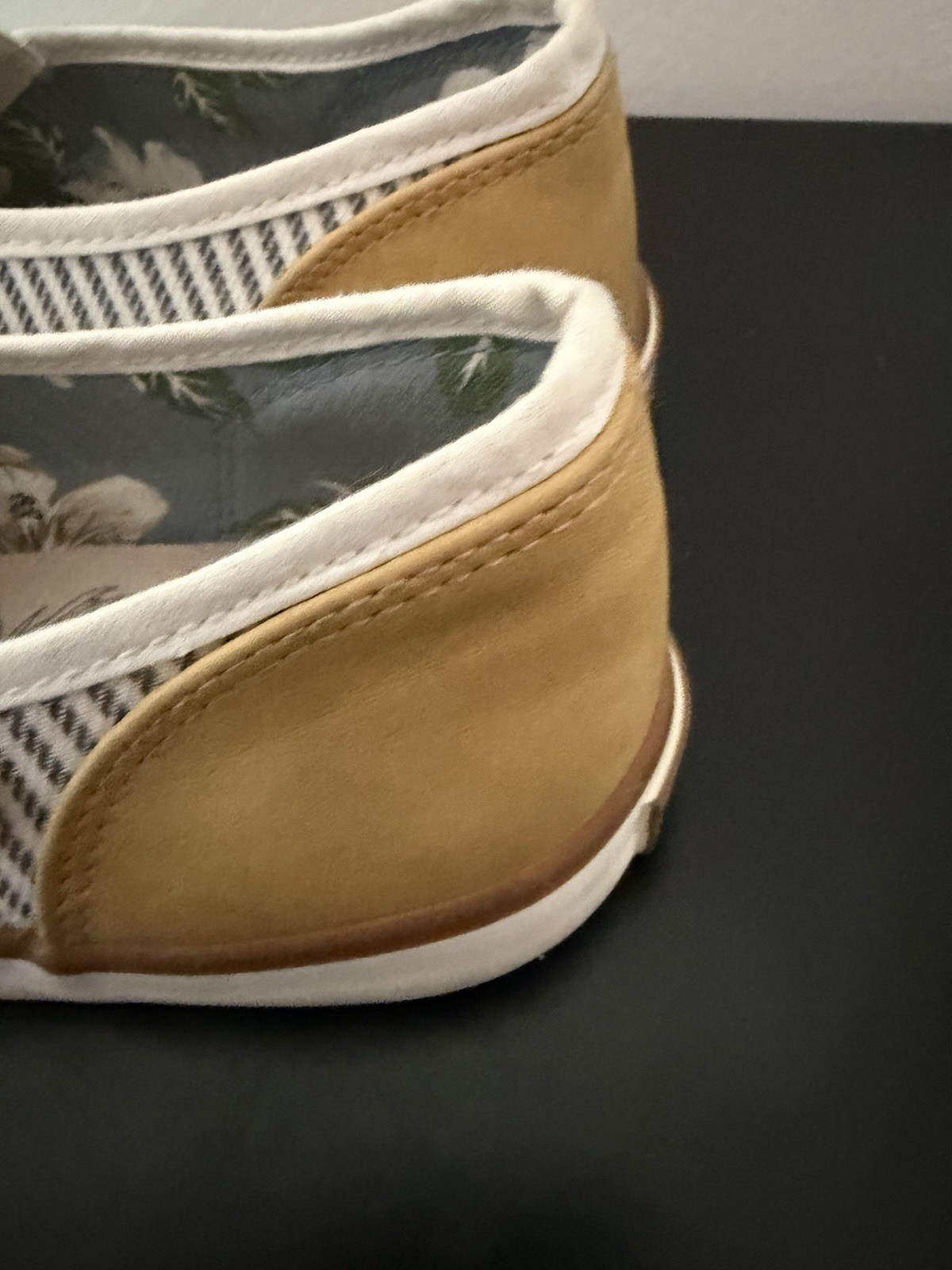 Tommy Bahama Women’s Striped Slip On Sneakers Casual Size 8.5 Brown White Blue