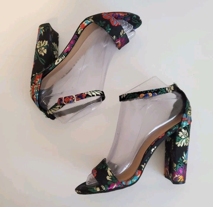 Trash Sz 5 Black Multicolor Floral Embroidery Open Toe Sandals Chunky Heel Party