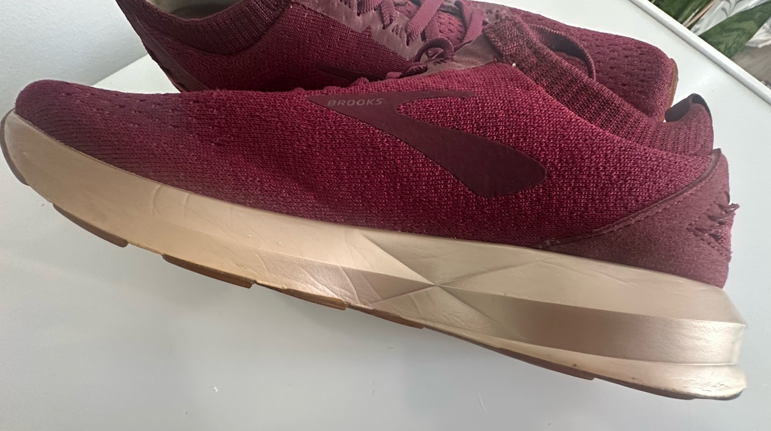 Brooks Levitate 2 LE Women Running Shoes Fig Sangria Metallic Sz 10 Athleisure