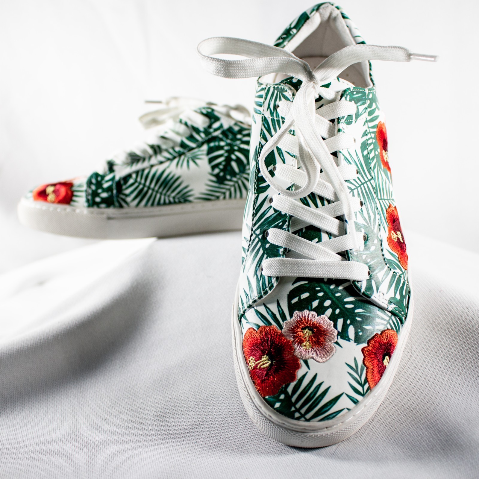 KENNETH COLE Kam Palm New Floral Lace Up Women Sneaker Size 8.5M