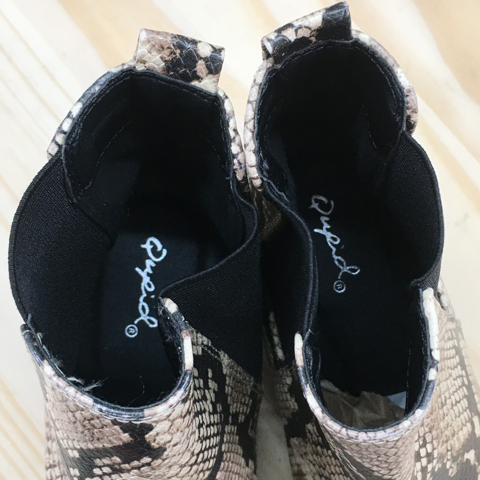 Qupid Boots Womens 6.5 Chelsea Booties Black Faux Leather Almond Snakeskin Block