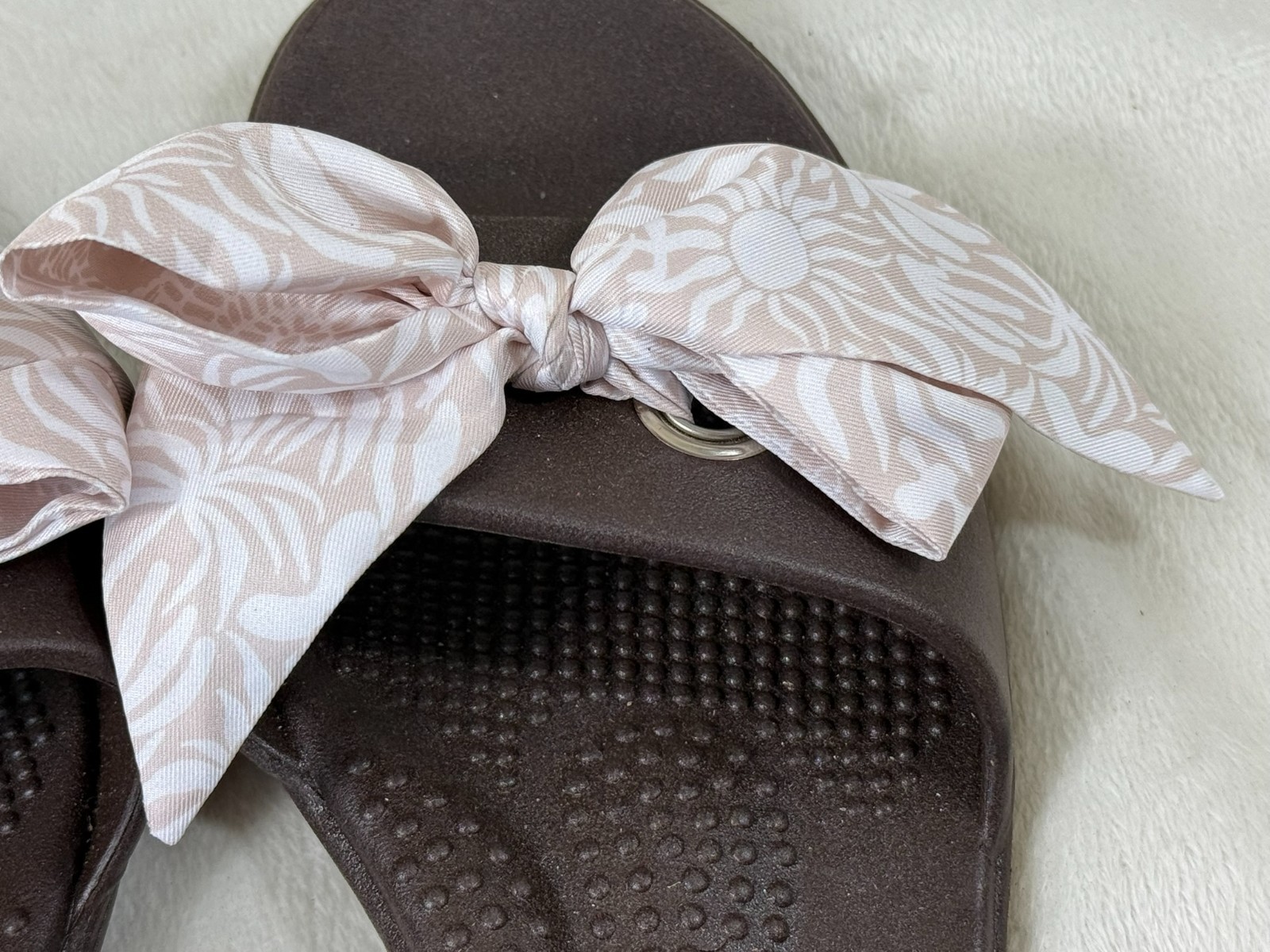 Oka-B Madison Slide Sandals Womens Size M/L Brown Tan White Bow Comfort USA Spa