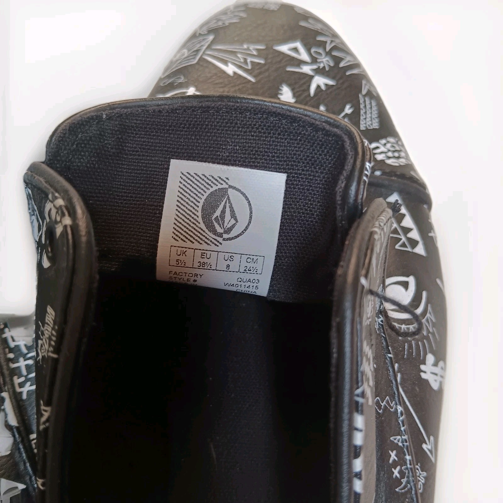 NWOT Volcom Graphic Print Low-Top Sneakers Women Sz 8 Skate Graffiti Fun 🖤🤍🖤