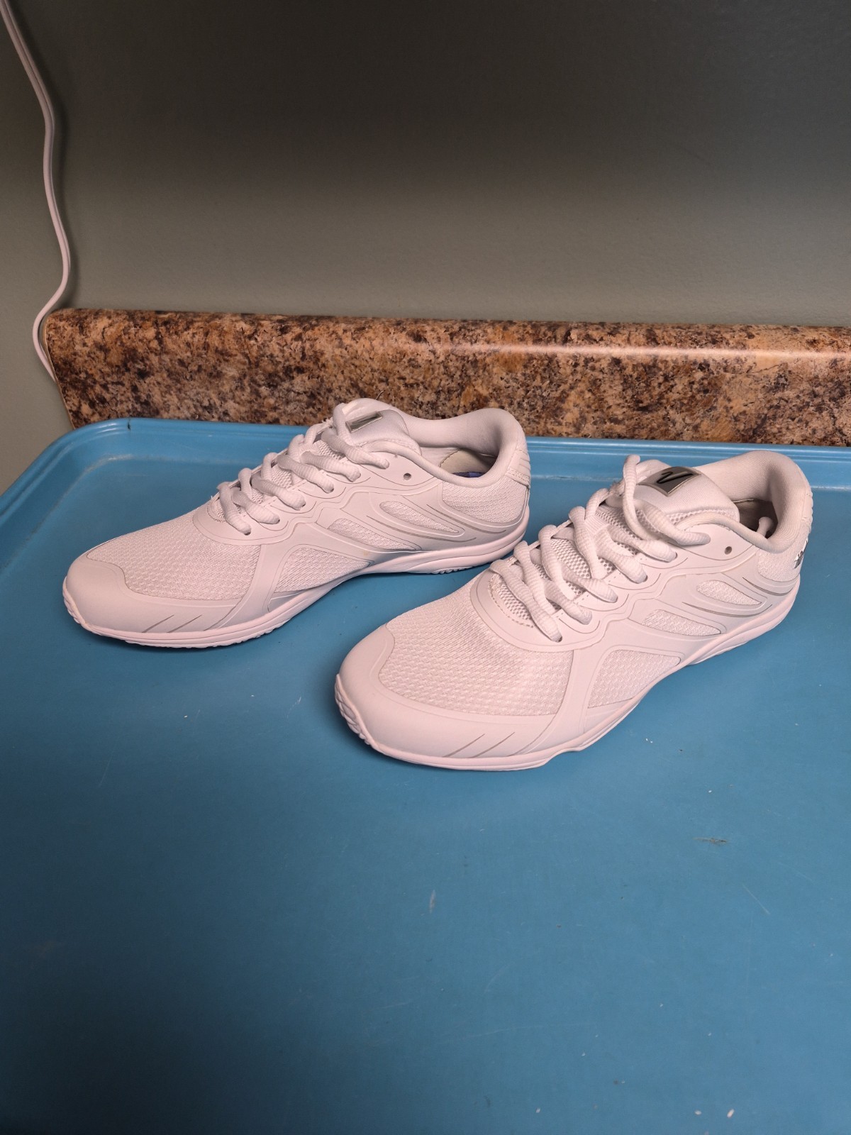 NEW Varsity Rise Woman’s White Cheer Shoes Lightweight Cinch Laces US 8.5