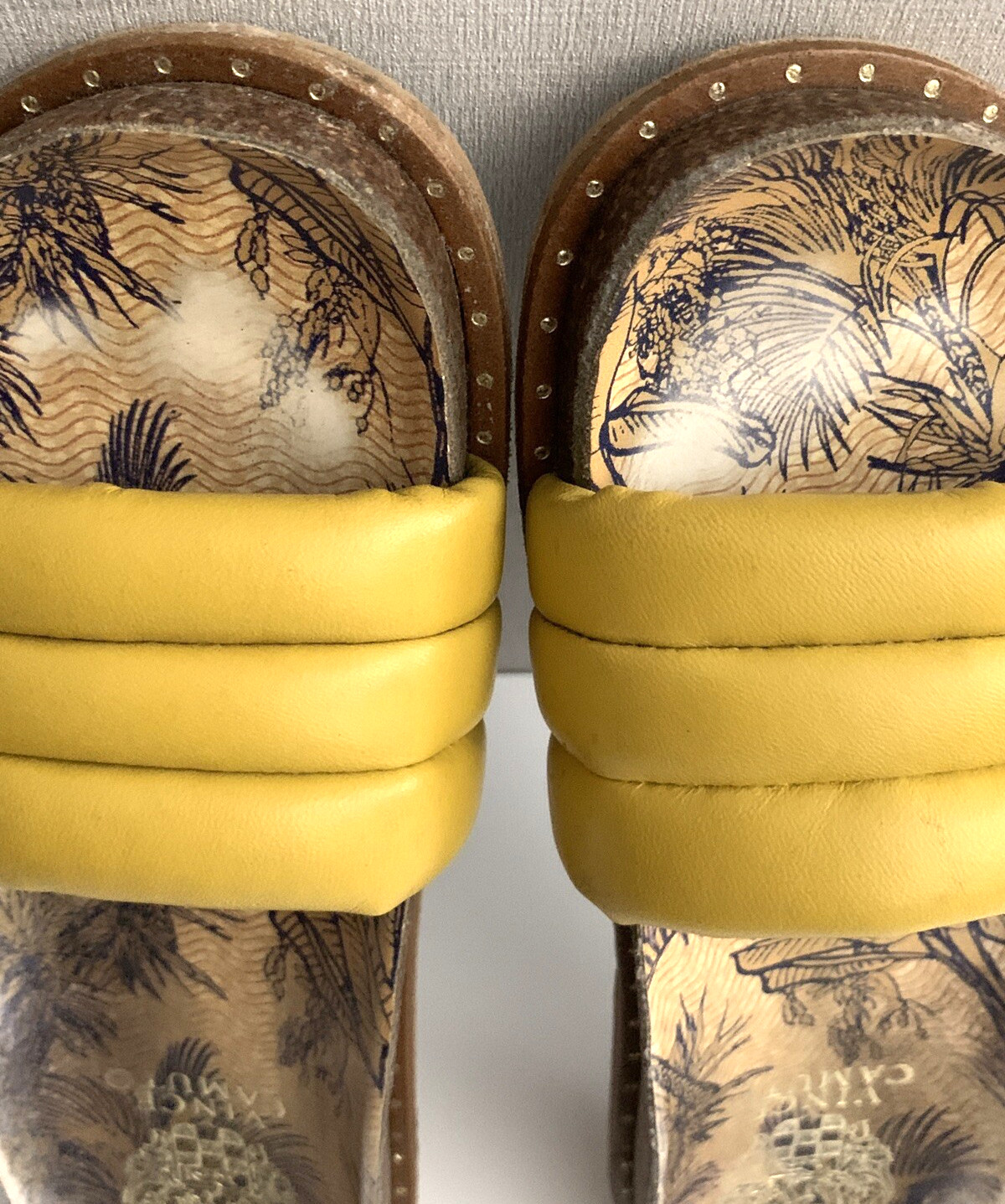 VINCE CAMUTO Chic Women’s Kandler Yellow Leather Sandals Size 6 Puffy Pool Slide