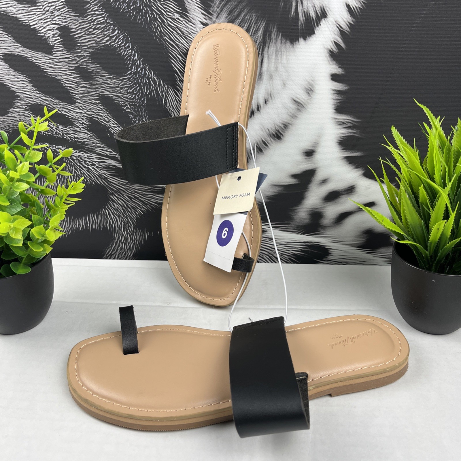 Universal Thread Juno Toe Ring Flat Sandals Black Women’s Size 6 NWT Memory Foam