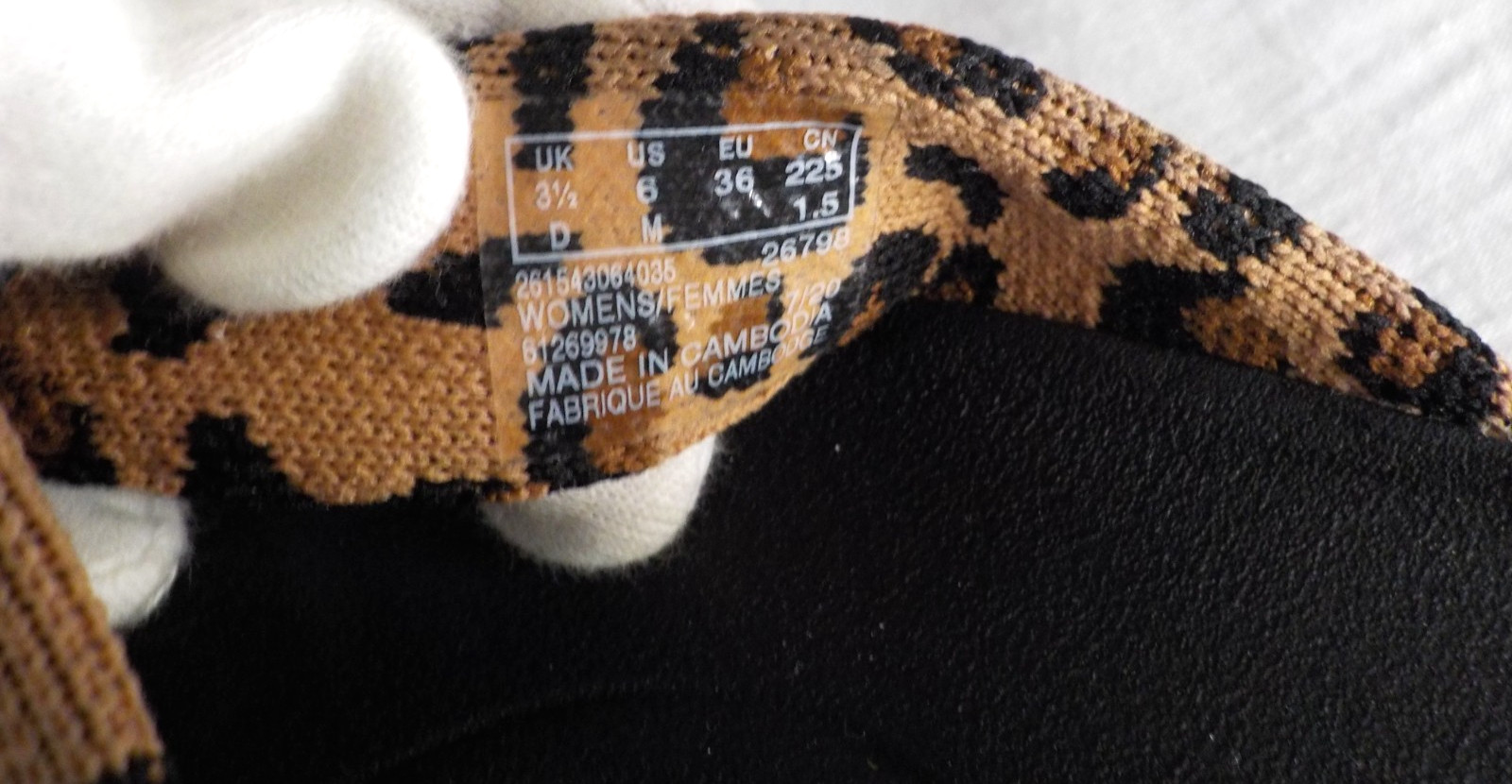 CLARKS Cloudsteppers LOLA Point Animal Print Foam Sole Thong Sandal Womens Sz 6