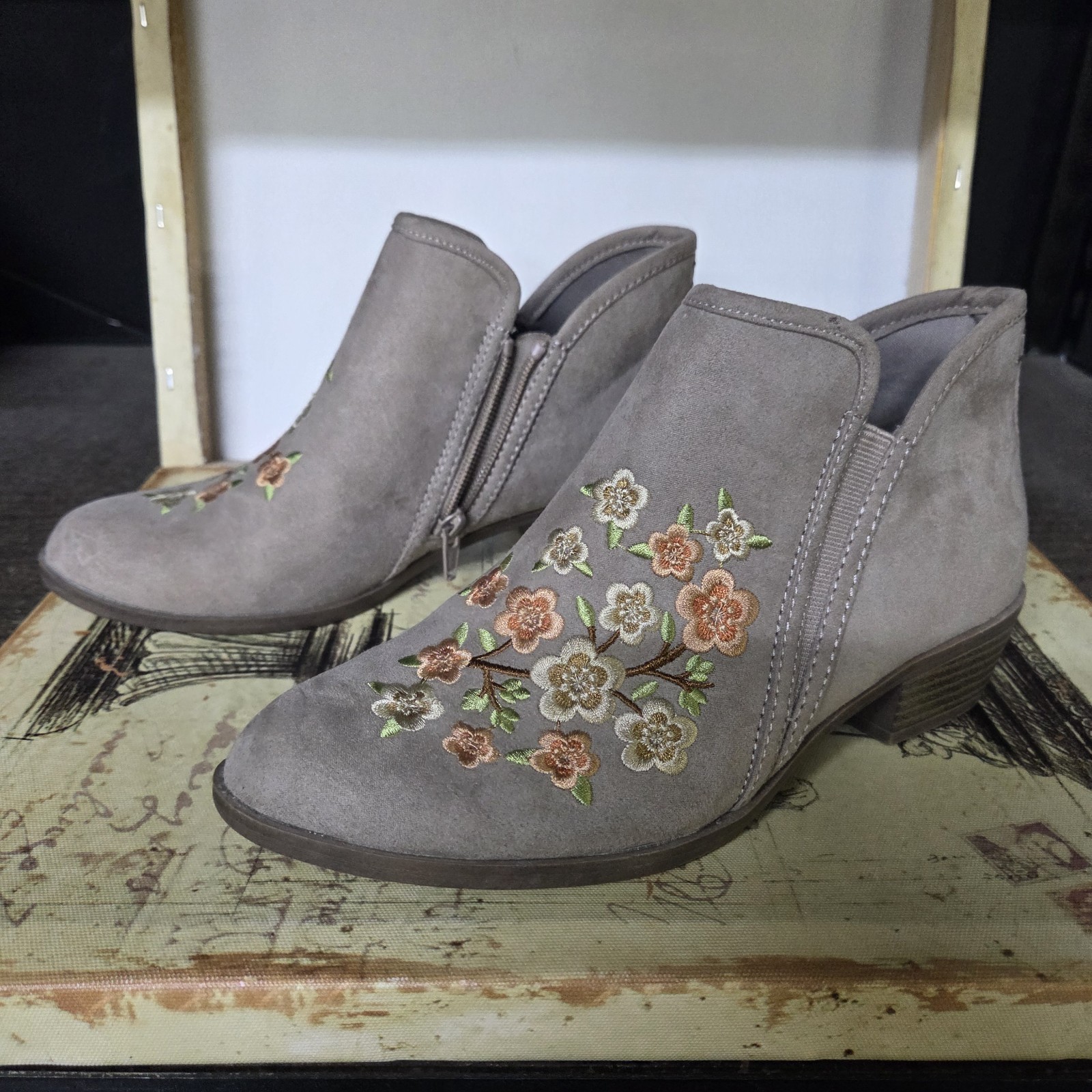 Size 7.5 SO Meme Stone Floral Embr. Taupe Ankle Booties Faux Suede Women’s Boots
