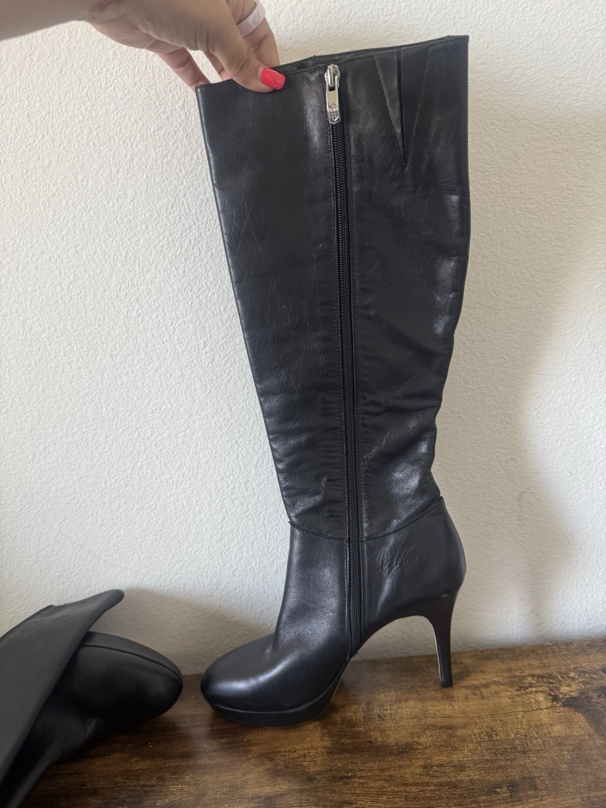 Vince Camuto Women’s Black Leather Knee-High Zip Round Toe Boots US 7