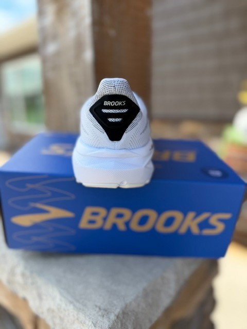 NIB 120431-105 Brooks Ghost 17 Women’s Neutral White/Black/Rose Gold Athletic