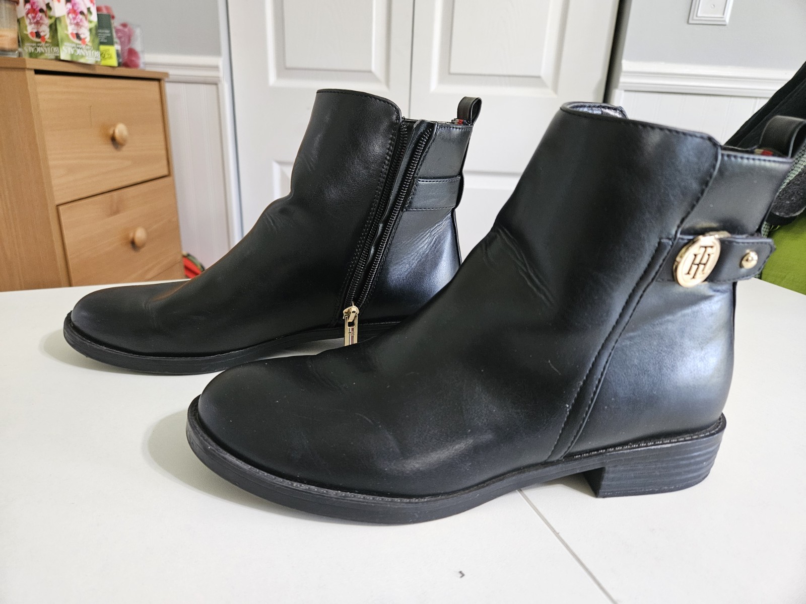 Tommy Hilfiger Womens Black Leather Ankle Boots Gold Logo Zipper Size 8M