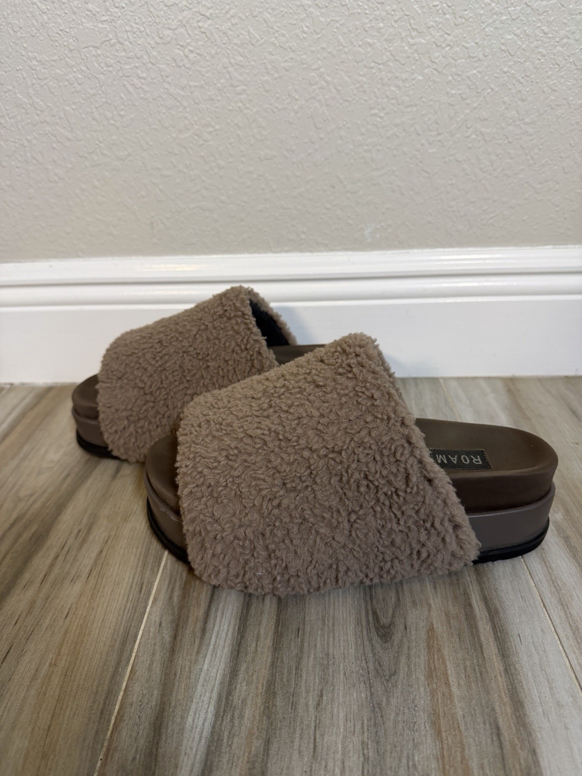 ROAM Fuzzy Platform Slides Slippers Taupe Womens 10 Preppy Casual Travel Comfort