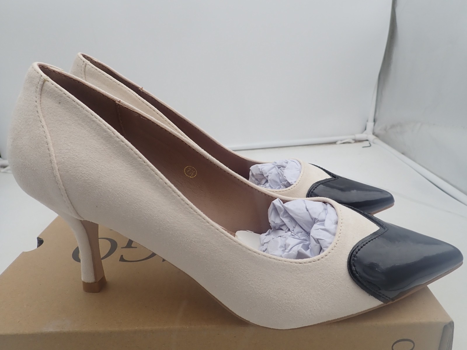 Coutgo Womens Pointed Toe Pumps Heart Stiletto High Heels Beige & Black size 7.5