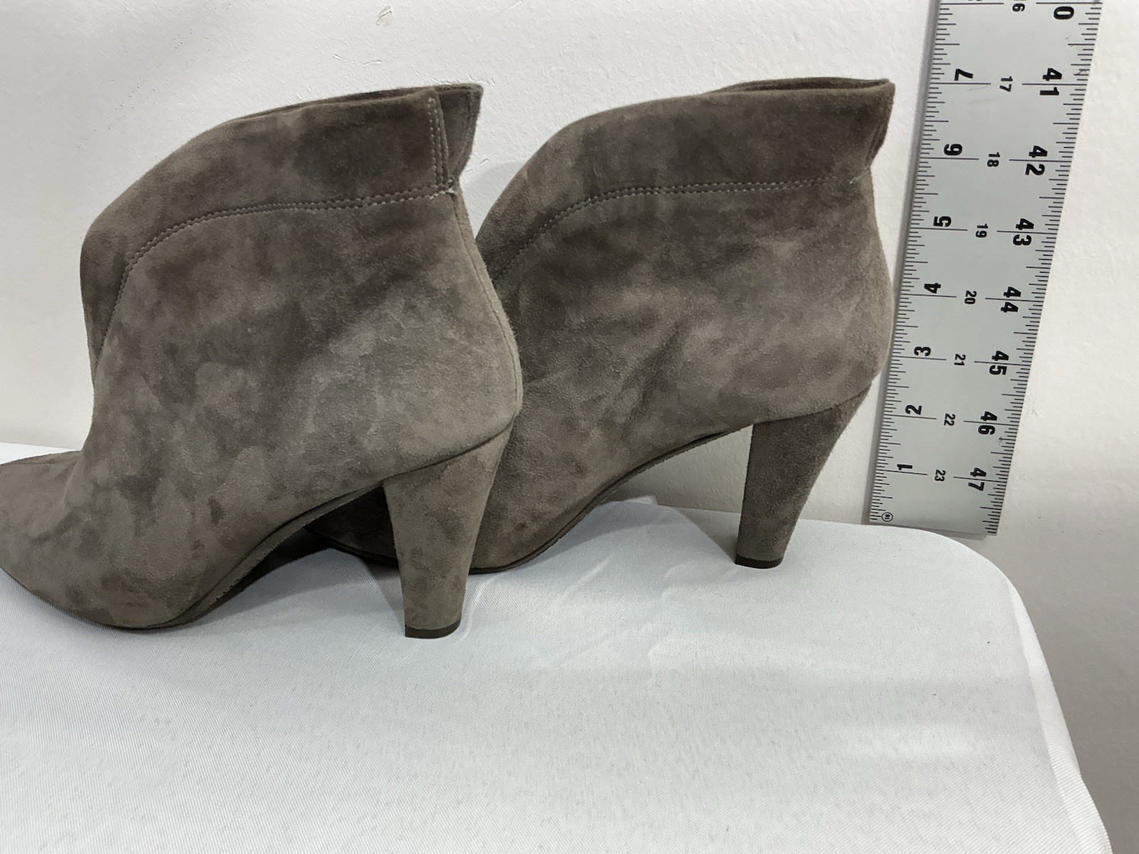 Womans Carvela Comfort Bootie Pull On 8.5/9 Brownish Gray V Front Stacked Heel