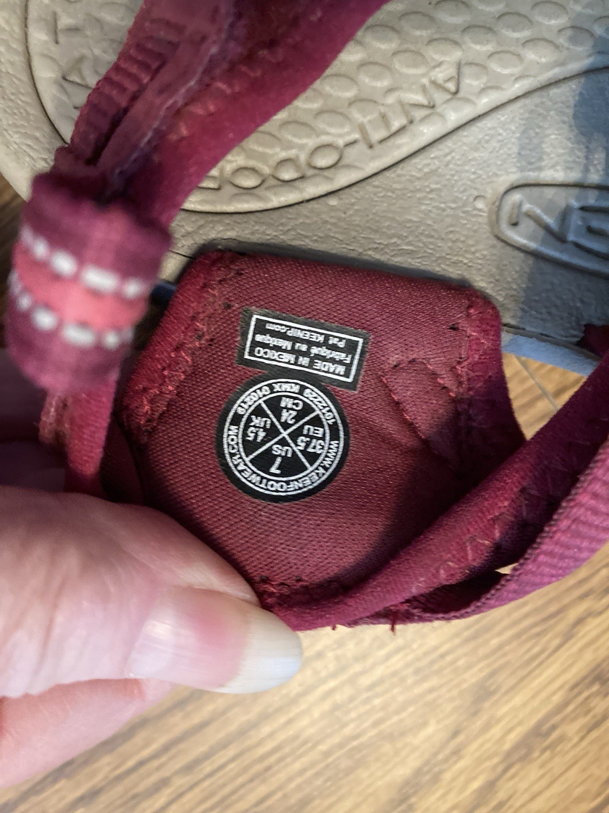 NWOB Keen Womens Whisper Beet Red Walking Sandal Size 7 Waterproof