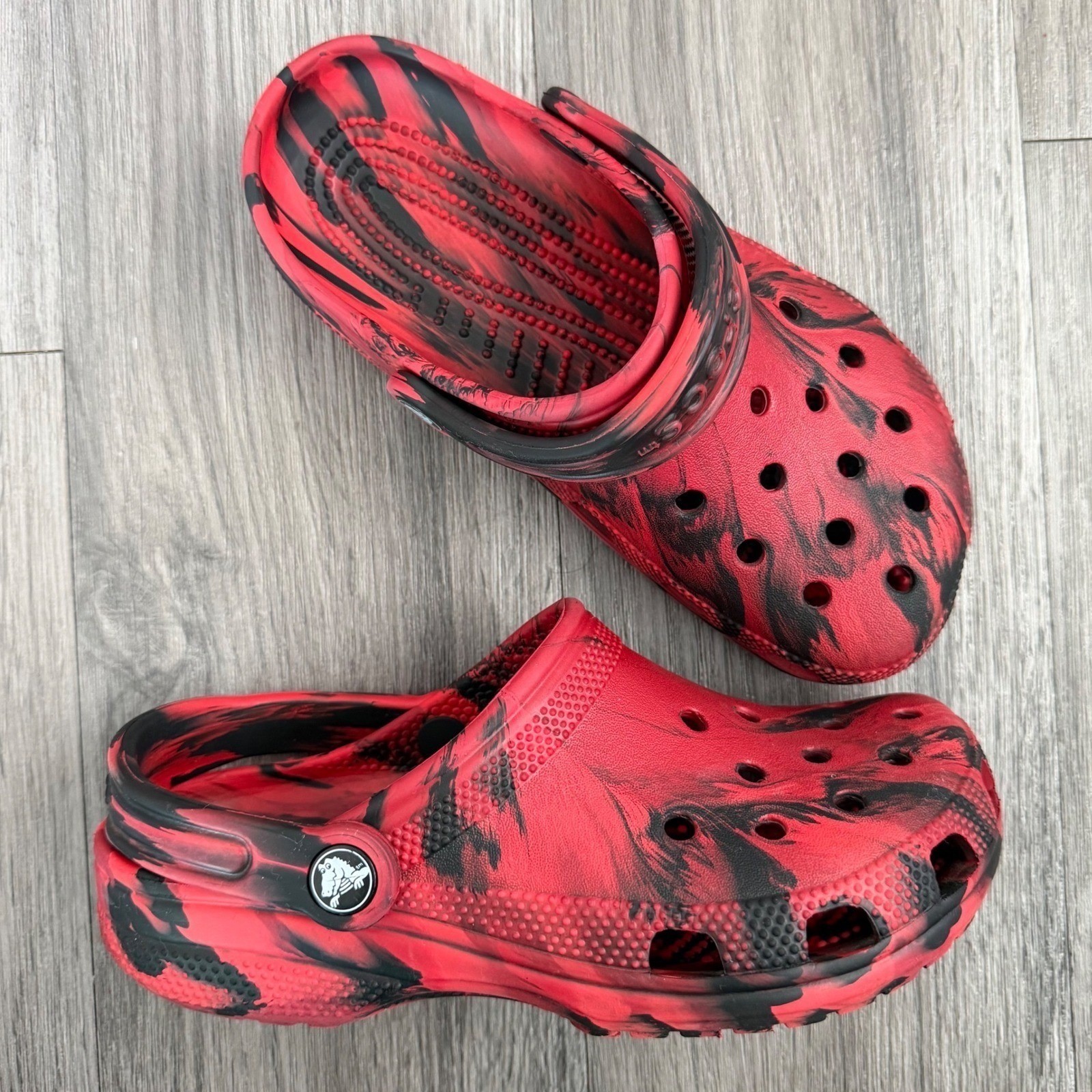 Crocs Classic Marbled Clogs Red Black Swirl Women’s 6 Slip On Lightweight Shoe