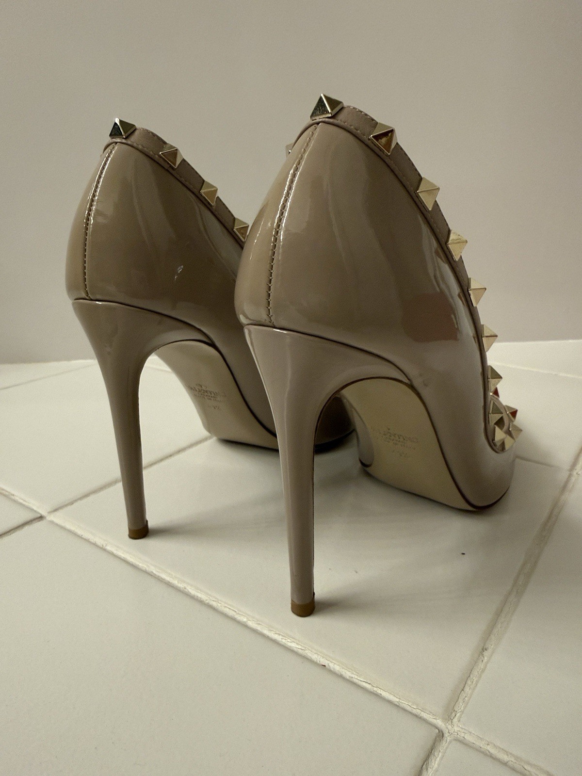Valentino Garavani Women’s Rockstud Pumps 41.5 Patent Leather Beige