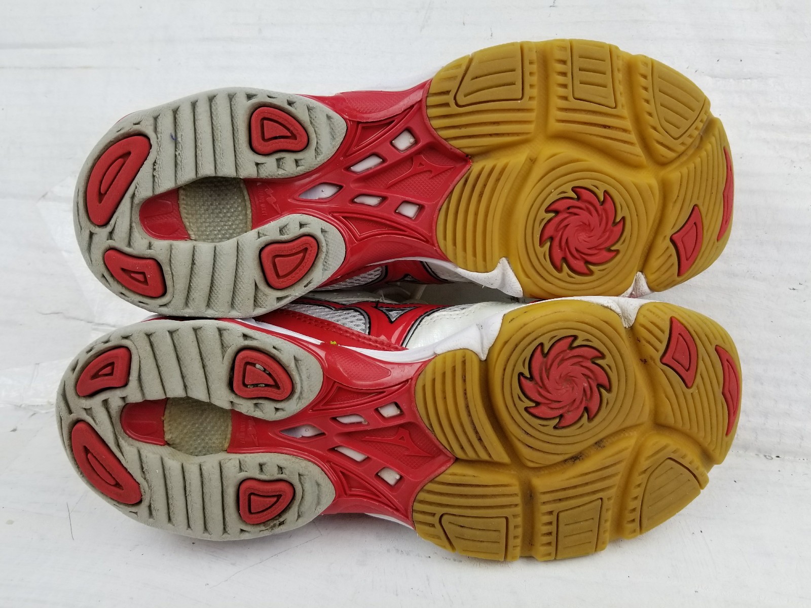 Mizuno Wave Bolt 2 Women’s Running/Walking Althletic Shoes SZ 9.5
