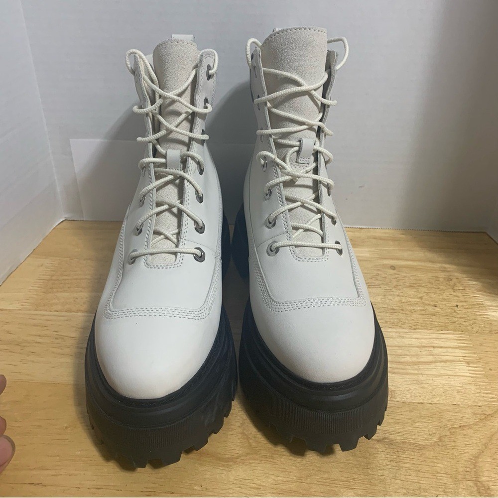 Timberland Sky 6 Inch Women’s Size 10M Beige/Black Clunky Lace Up Boots A5RSV