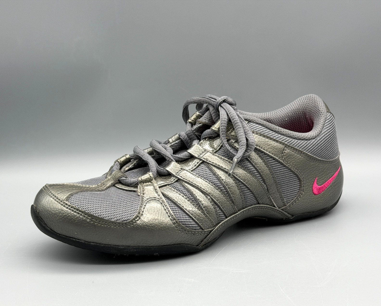 Nike Musique IV Cool Grey Vivid Pink Metallic Dance Running Shoes Womens 6.5