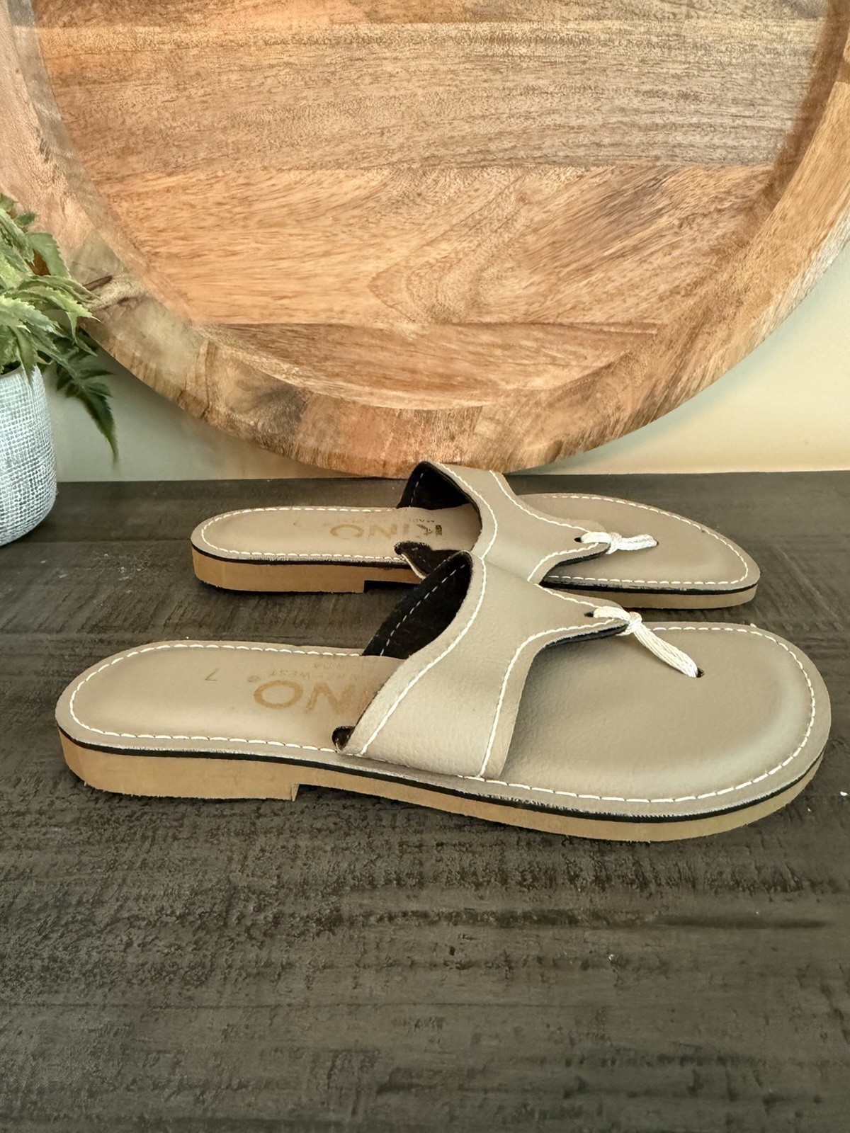 NWOT KINO Key West Natural Leather Classic Beige Sandal Flip Flop Thong Sz 7
