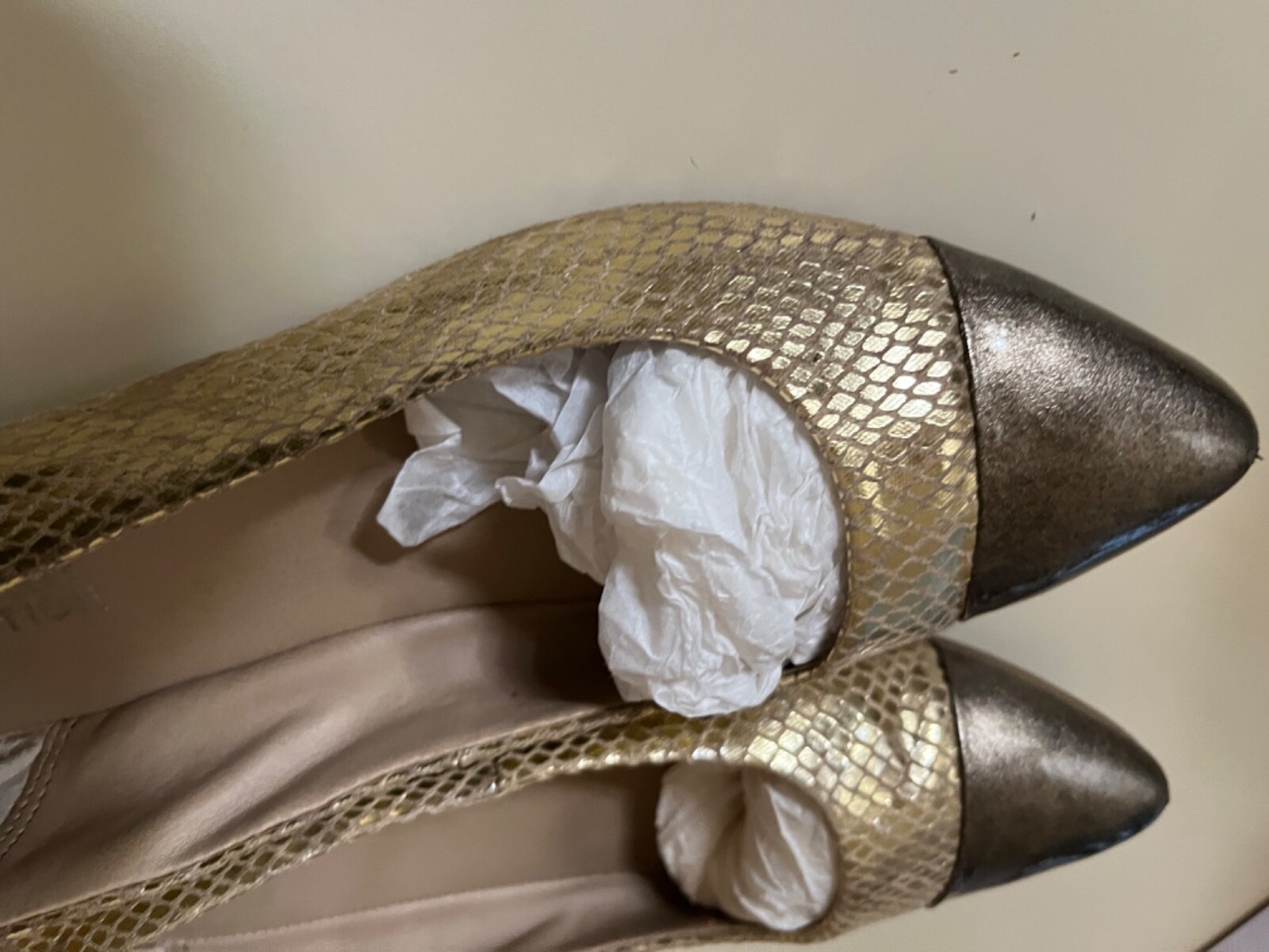 Kenneth Cole Reaction 8M gold textured flats bronze cap toe rubber outsole