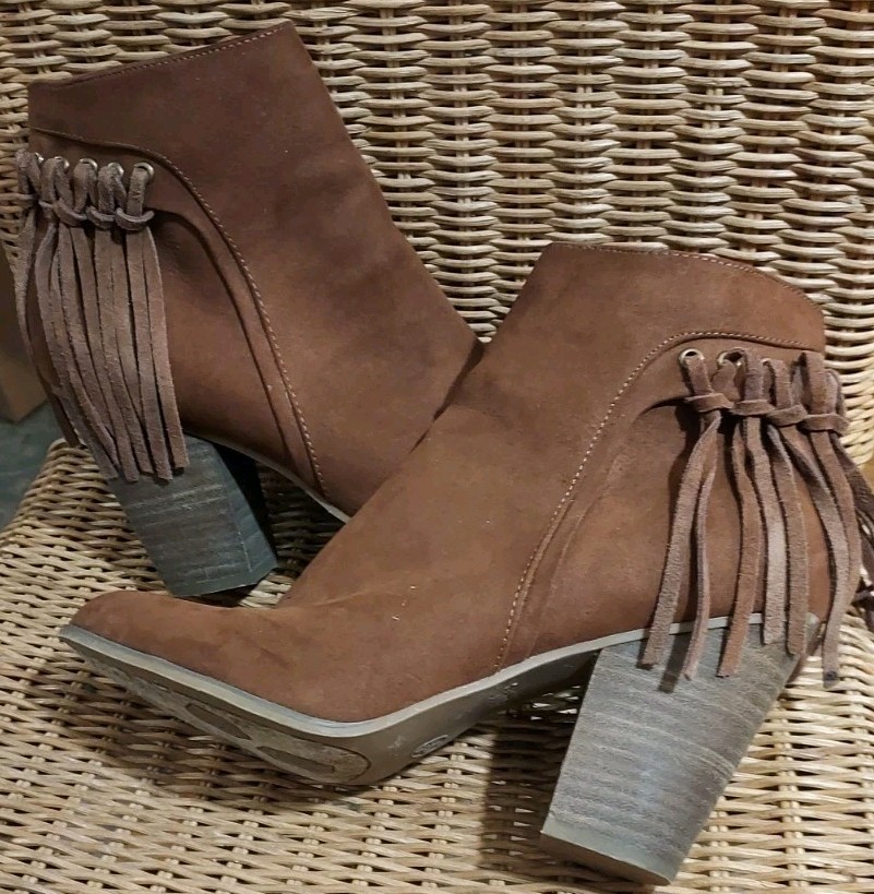 Carlos Santana TWILIGHT Sz 9.5 Brown Suede Leather Ankle Booties Heel Fringe