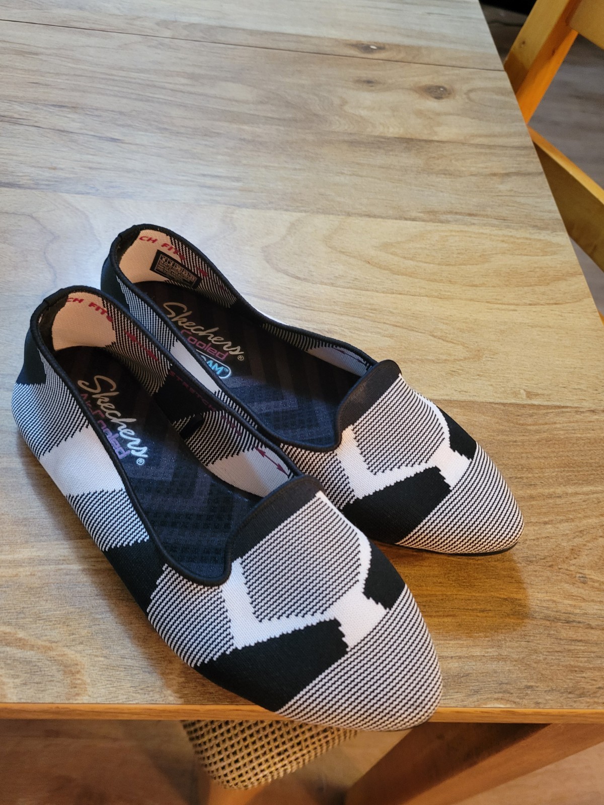 NWOB. Black & White Print Balarina Flats By Skechers Sz 6. Shallow Pointed Toe.