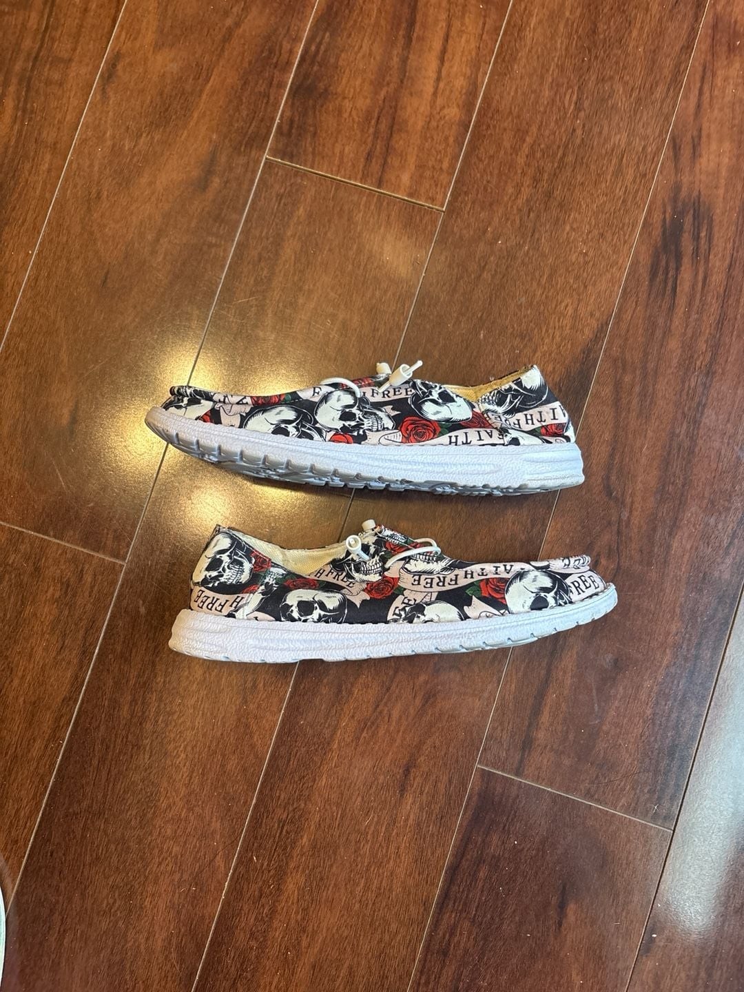 Women’s Skull and Rose Print Slip-On Canvas Loafers