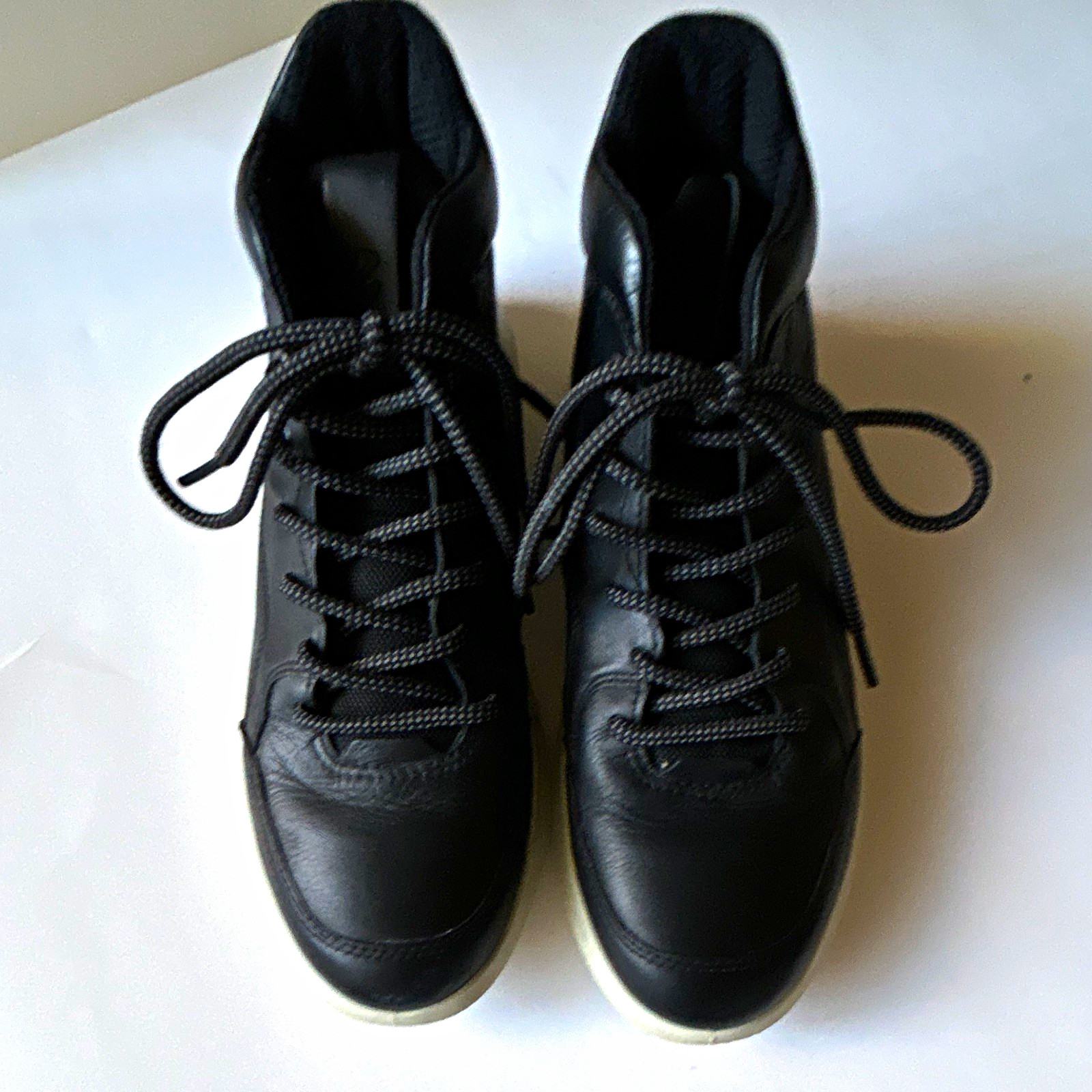ECCO Women’s Size 5-5.5 Mid Top Black Leather Lace-Up Sneakers