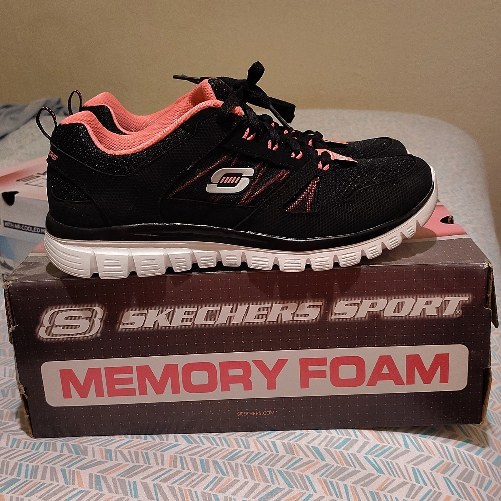 RARE SKECHERS Graceful 2.0 Romance Novel Women’s Wide Fit Athletic Sneaker Black