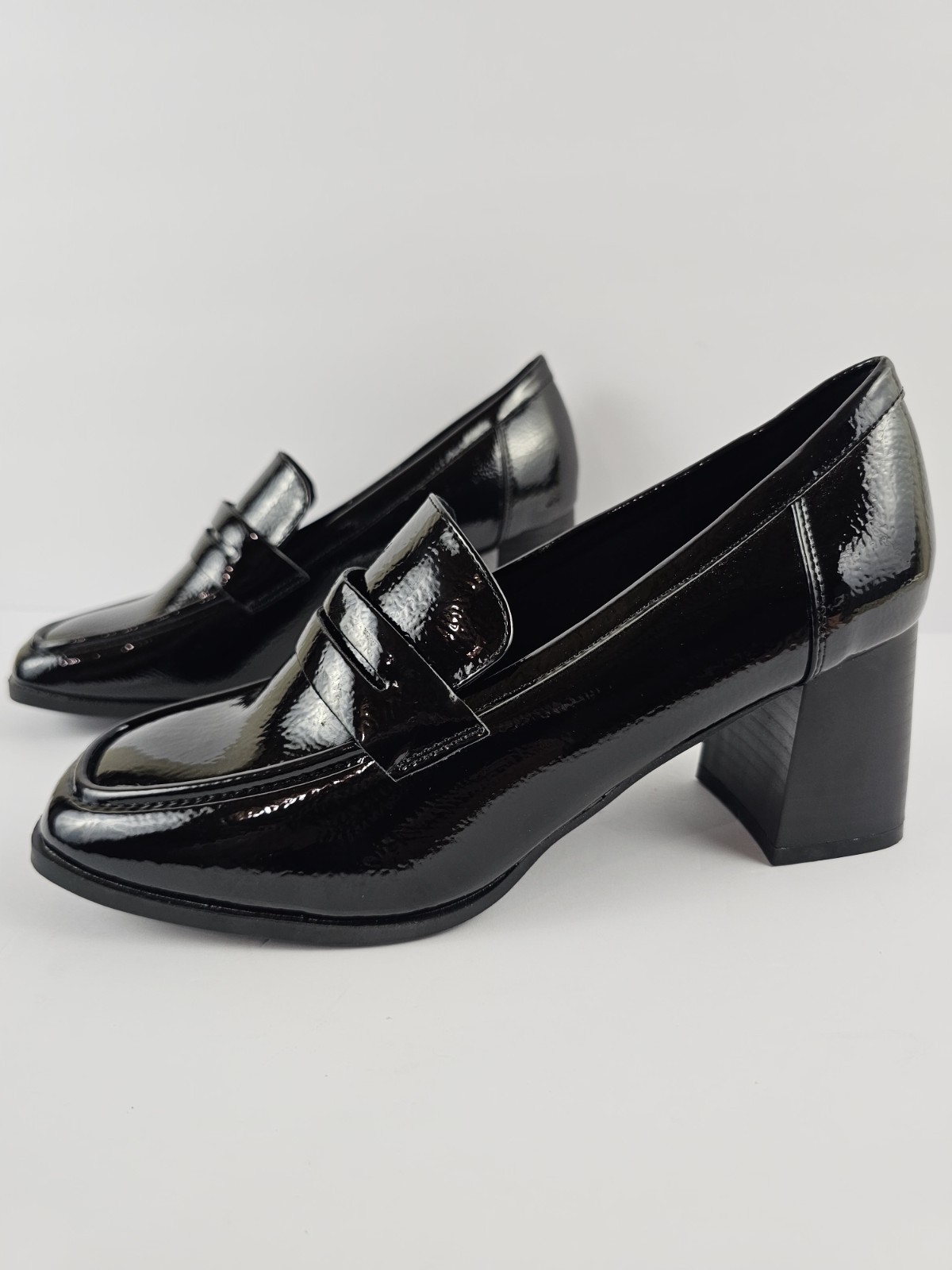 $93 Journee Collection Size 9 M Women’s Malleah Heeled Loafers Black Patent