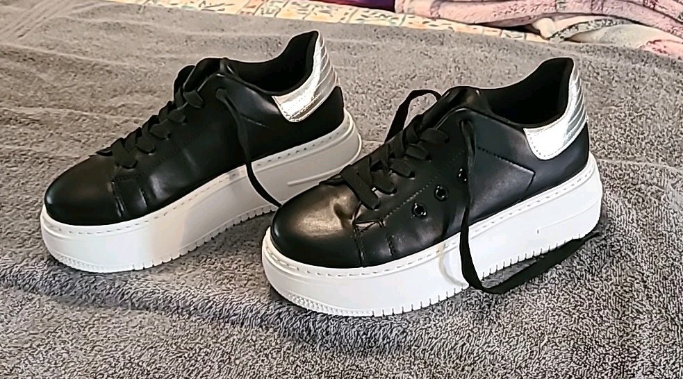 Yoki Platform Fashion Casual Platform Sneakers Lace Up Sz 8. Black/silver Noy