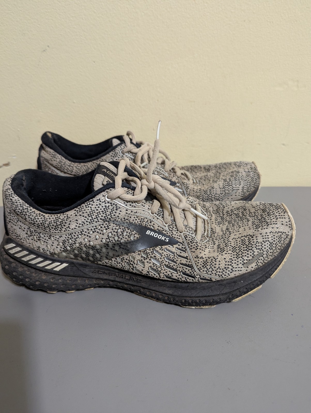 Brooks Women’s Size 11 Adrenaline GTS 21 Sneakers, Gray