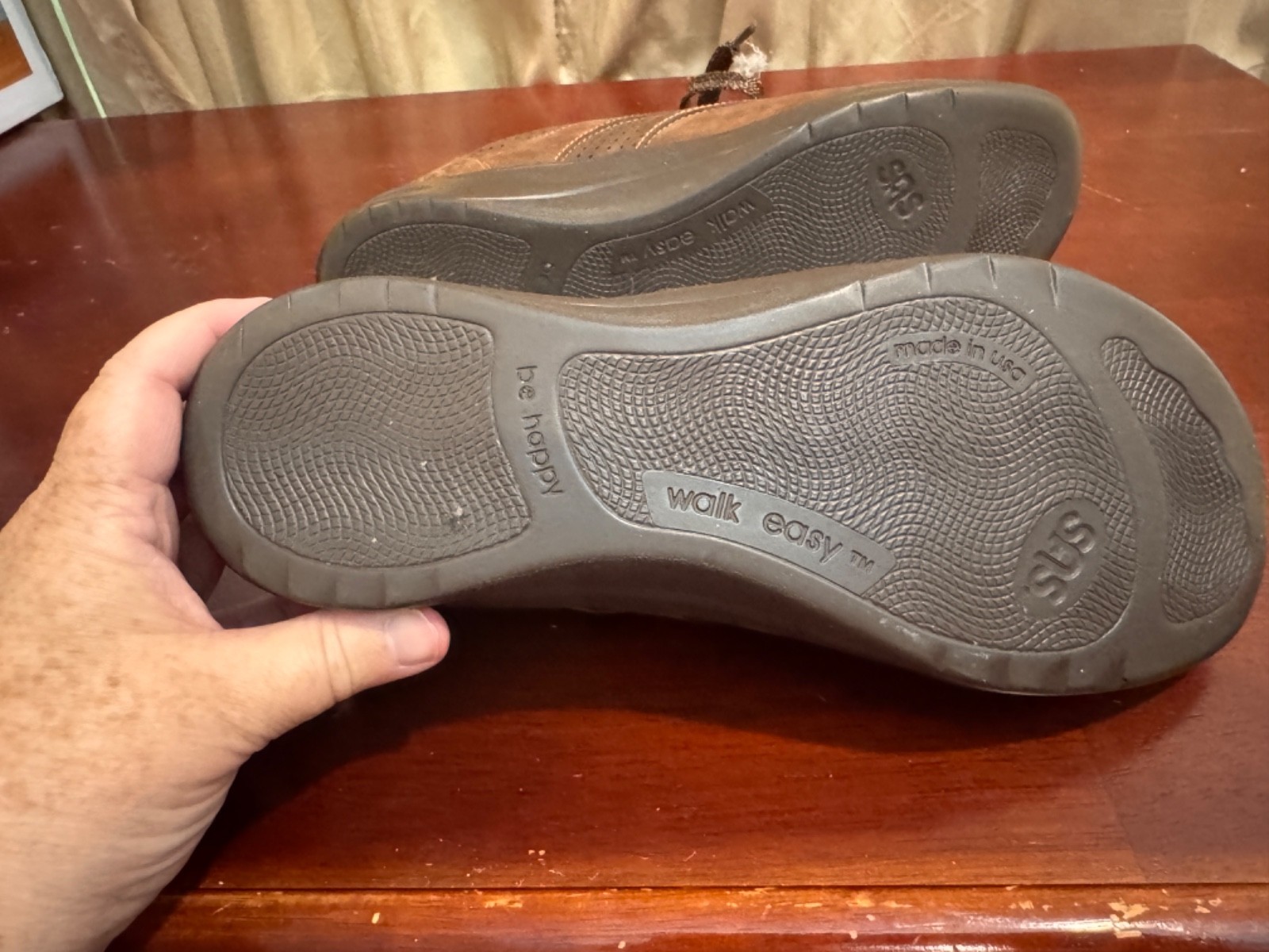 SAS Walk Easy Womens Walking Comfort Shoes Right Shoe 7M. Left Shoe 8M Brown NEW