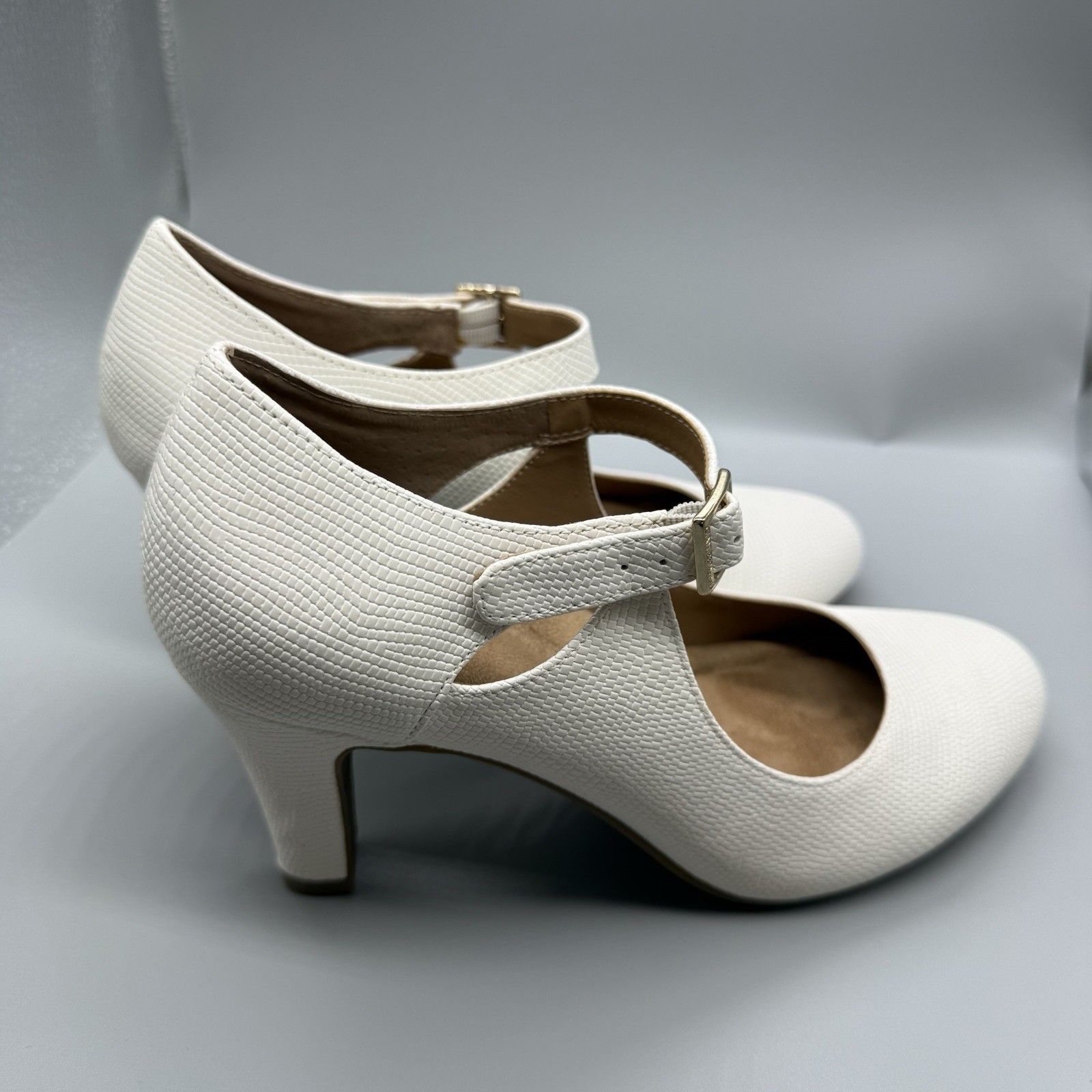 Giani Bernini Retro Style White Mary Jane Textured Heels Size 7.5 M