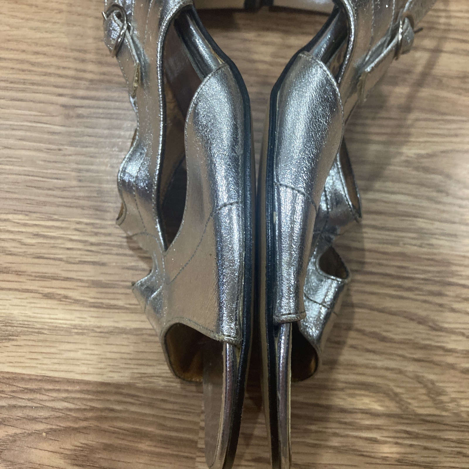 King’s Exquisite Footwear Scranton Faux Leather Silver Color Sandals Size 8.5