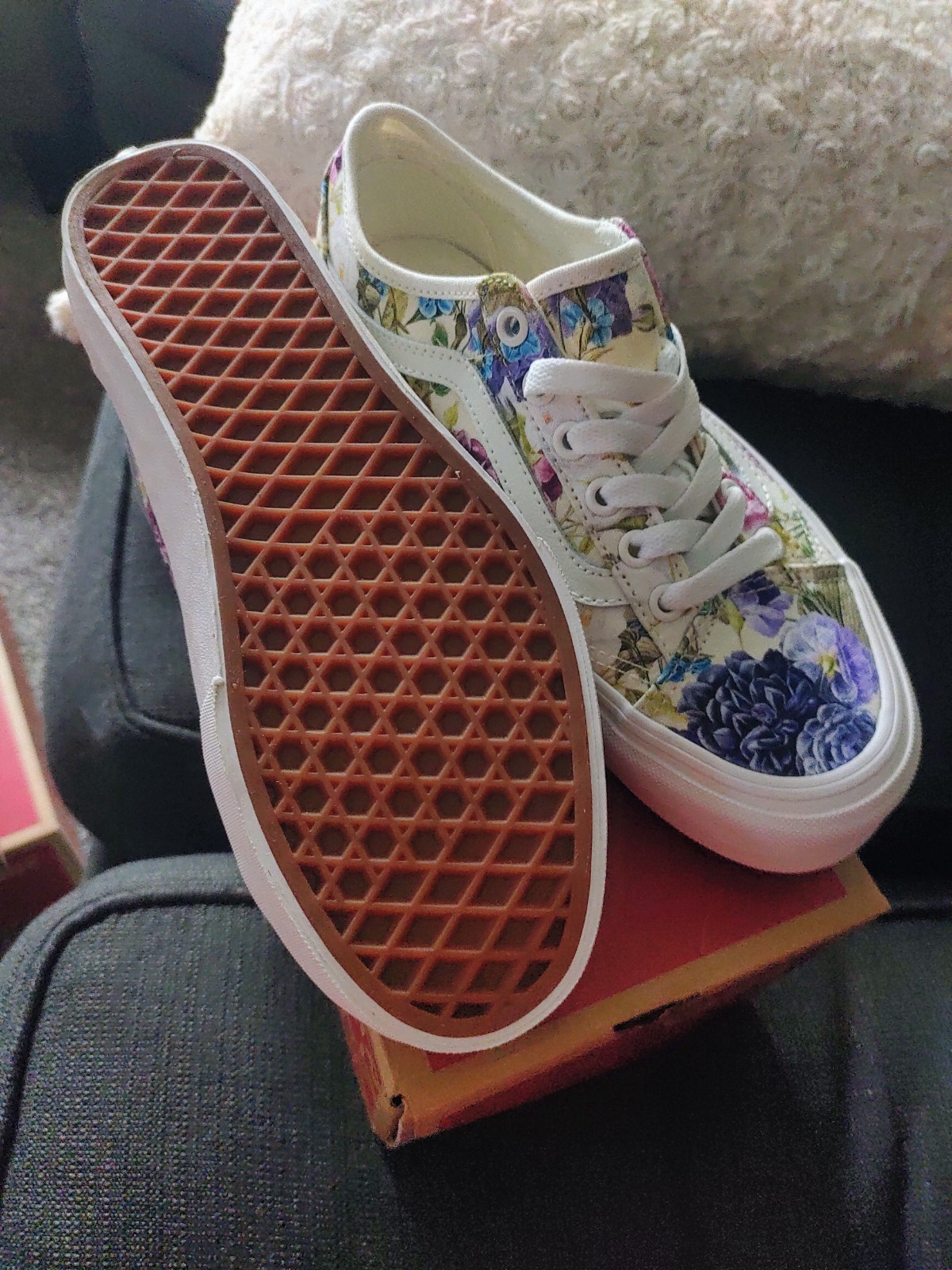 New In Box Vans Womens Size 8 Old Skool Tapered- Bouquet Floral Print.