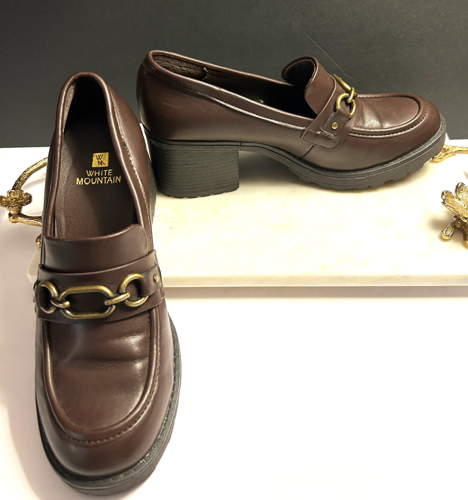 White Mountain Women’s Booster Healed Loafer Brown 8M Gold Chain Detail NWOB +🎁