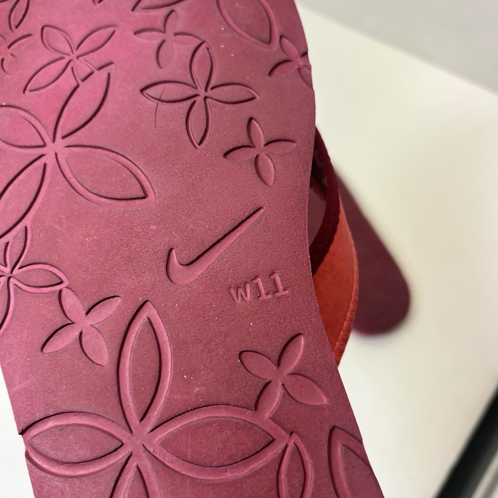 Nike Womens Size 11 Flip Flop Thong Ultra Celso 314870-600 Fruit Punch Pink